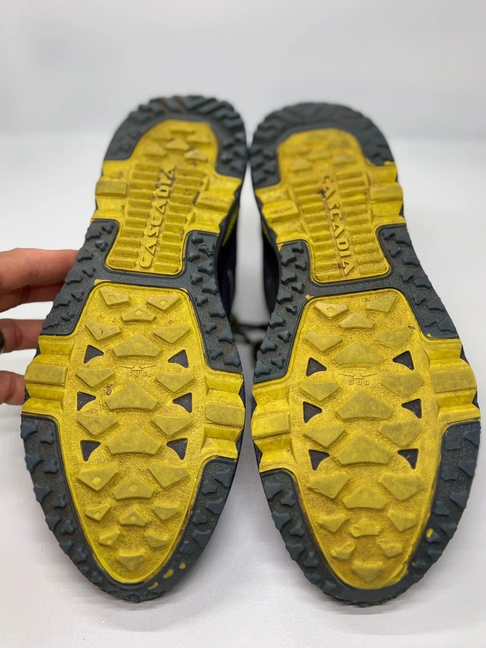 Brooks Cascadia 10 Trail Running Shoes Men’s 12 Navy Yellow 110187